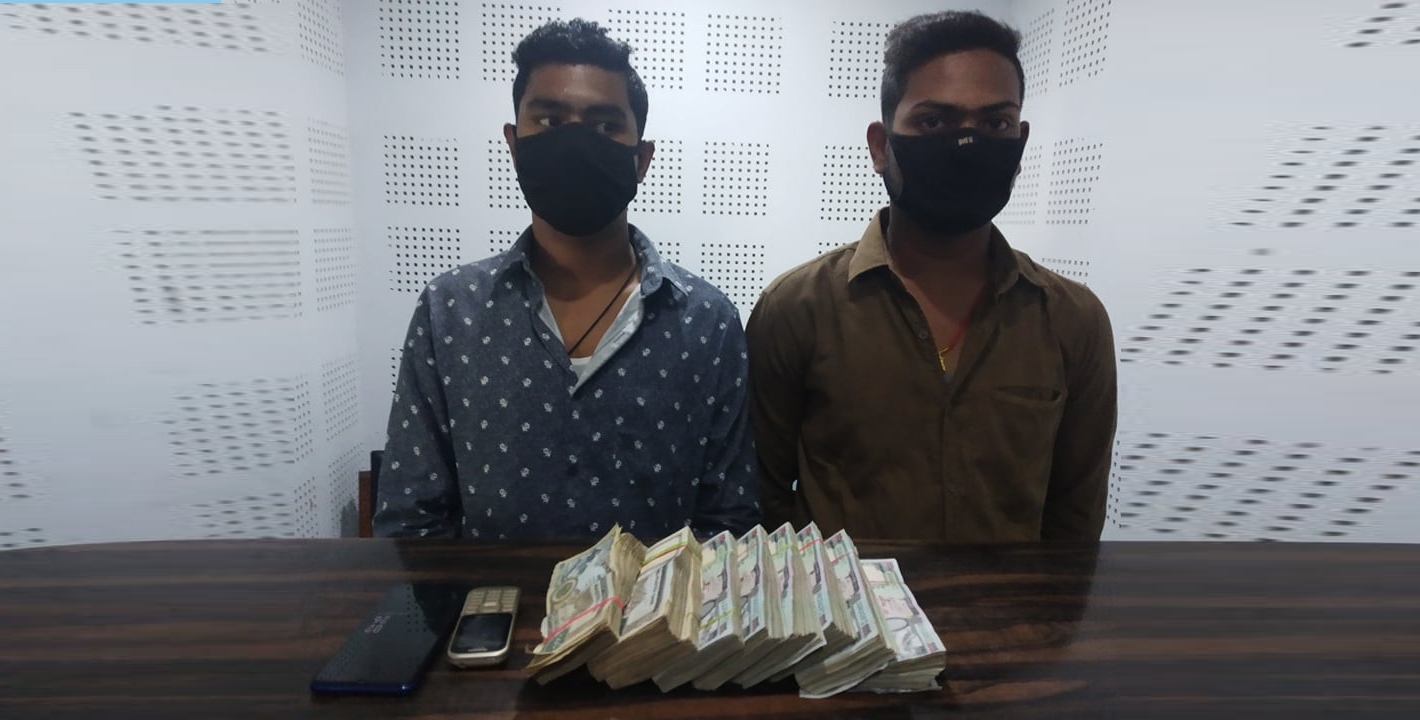 पर्साबाट हुण्डीको साढे सात लाख रकमसहित दुई भारतीय पक्राउ