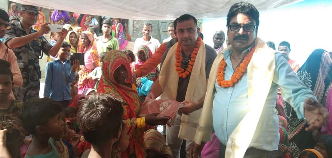 धनुषामा छठ ब्रतालु दलित महिलालाई साडी र बालबालिकालाई लुगा सहयोग