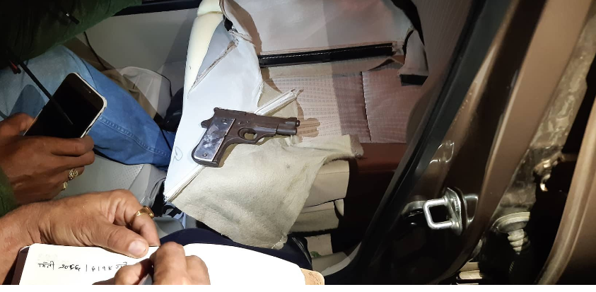 गोली लोड गरिएको पेस्तोल बोकेका काँग्रेस नेतासहित पाँच जना पक्राउ