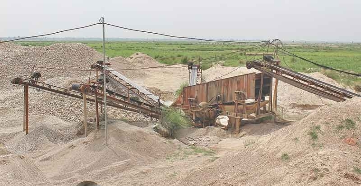 धनुषाका तीन क्रसर उधोग बन्द गराइयो