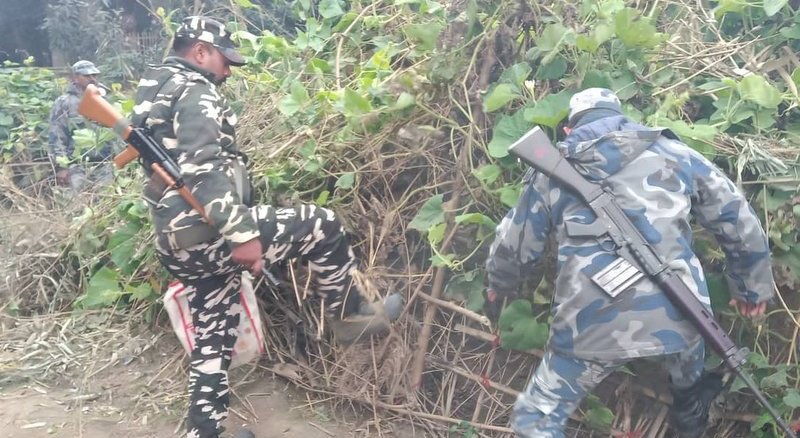 सशस्त्रको सक्रियतामा हटाइयो दशगजा क्षेत्रका भौतिक संरचना