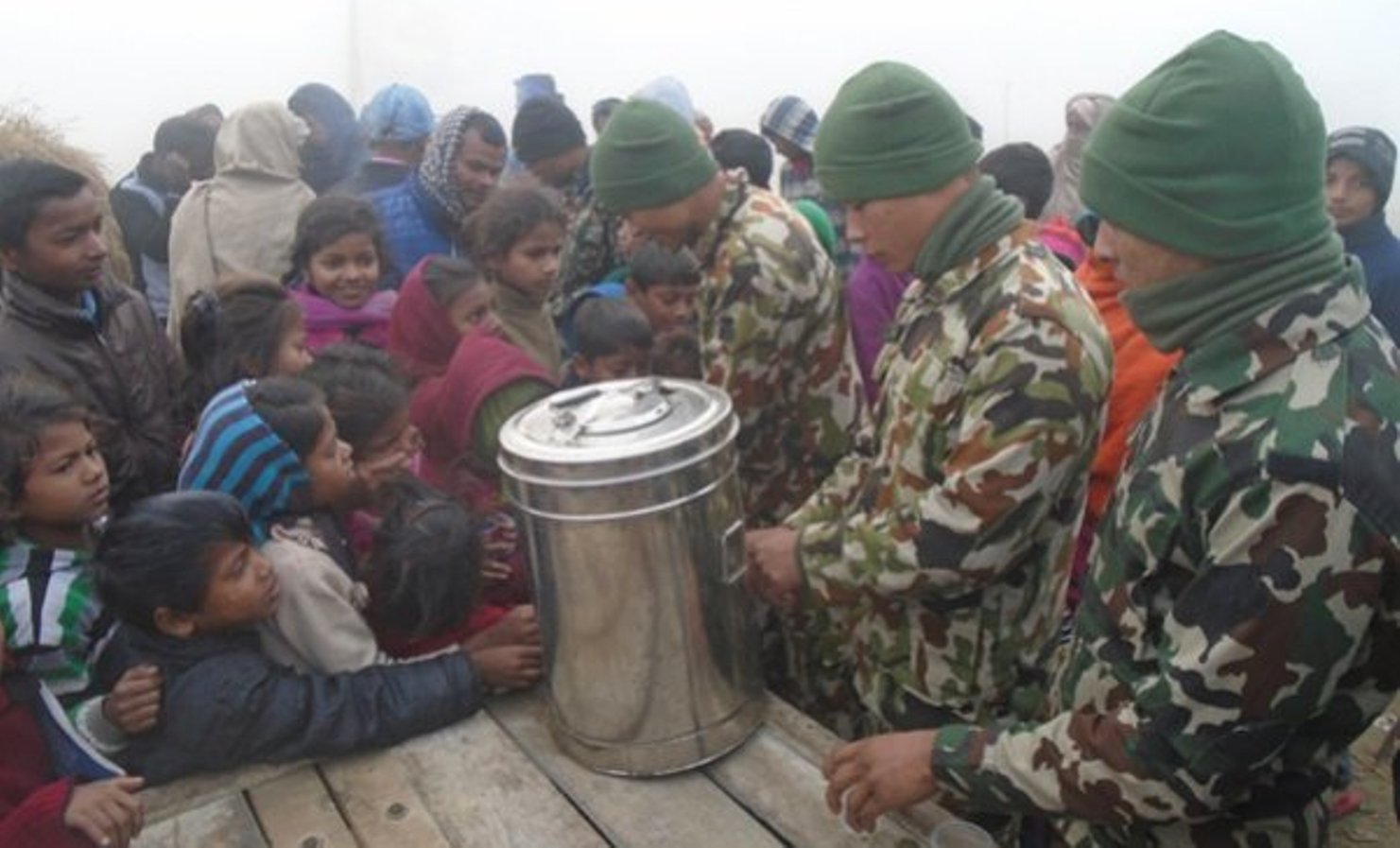 असह्य जाडोमा न्यानो बाँड्दै नेपाली सेना