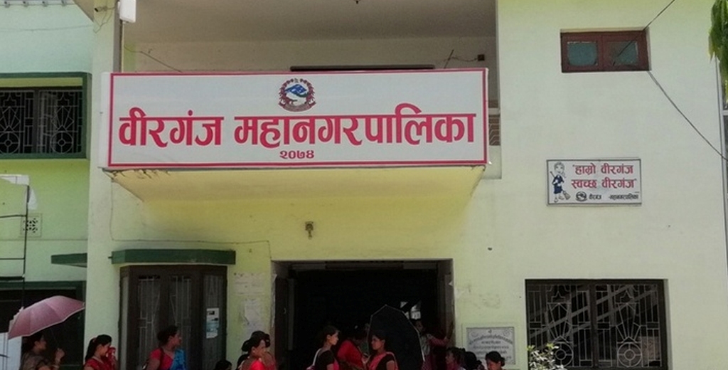 वीरगन्ज महानगरपालिकाका कम्प्युटर अपरेटर १५ हजार घुससहित पक्राउ