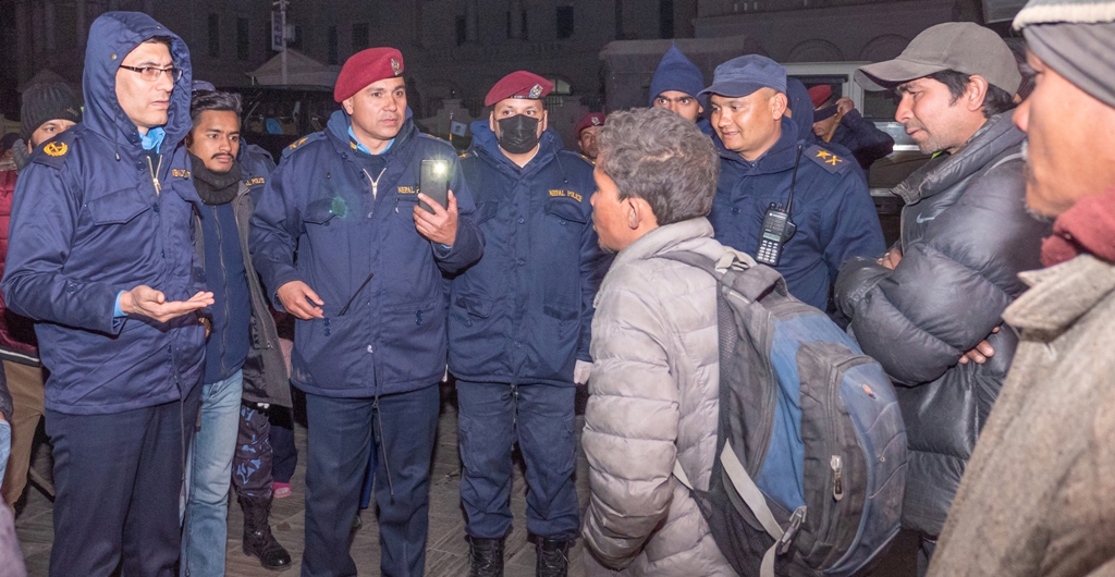 डिआइजीलाई चक्कु ताकेपछि …