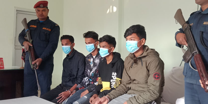 सिरहामा खैरो हिरोइनसहित चार जना परे प्रहरी फन्दामा