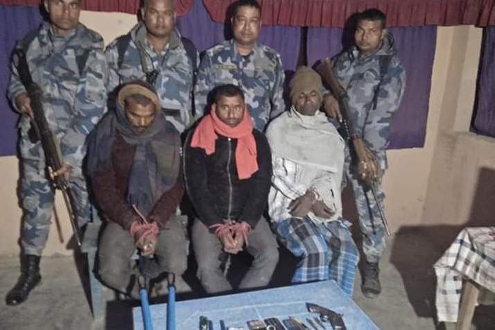 रौतहटमा पेस्तोलसहित तीनजना परे प्रहरी फन्दामा