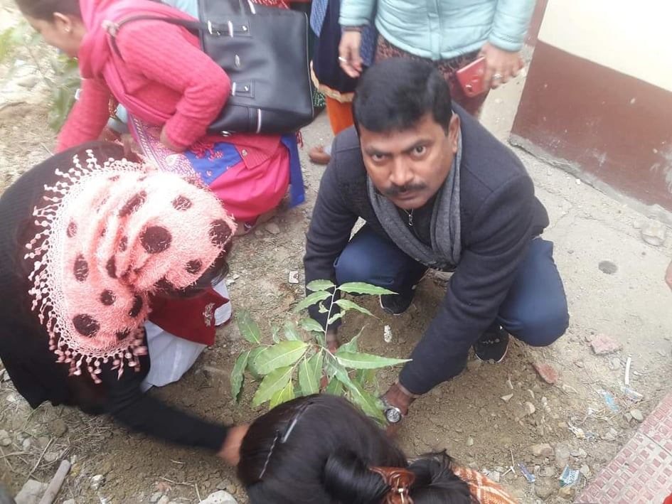 सिद्धार्थ शिशु सदनद्धारा जनकपुरको रेल्बे स्टेशन रोडमा बृक्षारोपन