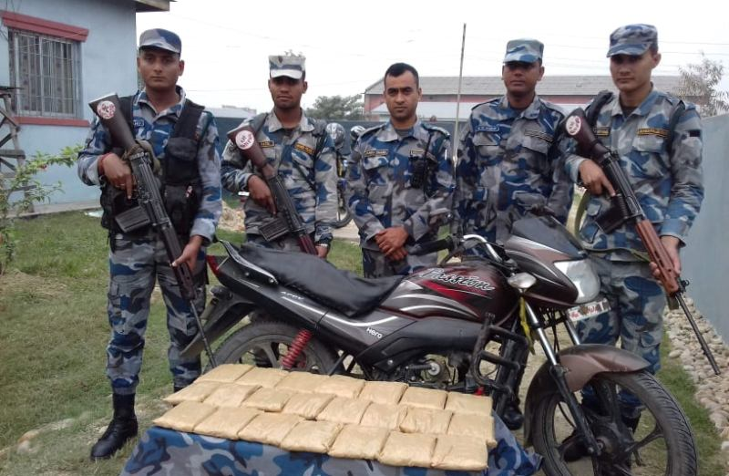 मोटरसाइकलको सिटमुनि लुकाएको ११ किलो चरेस बरामद, तस्कर फरार