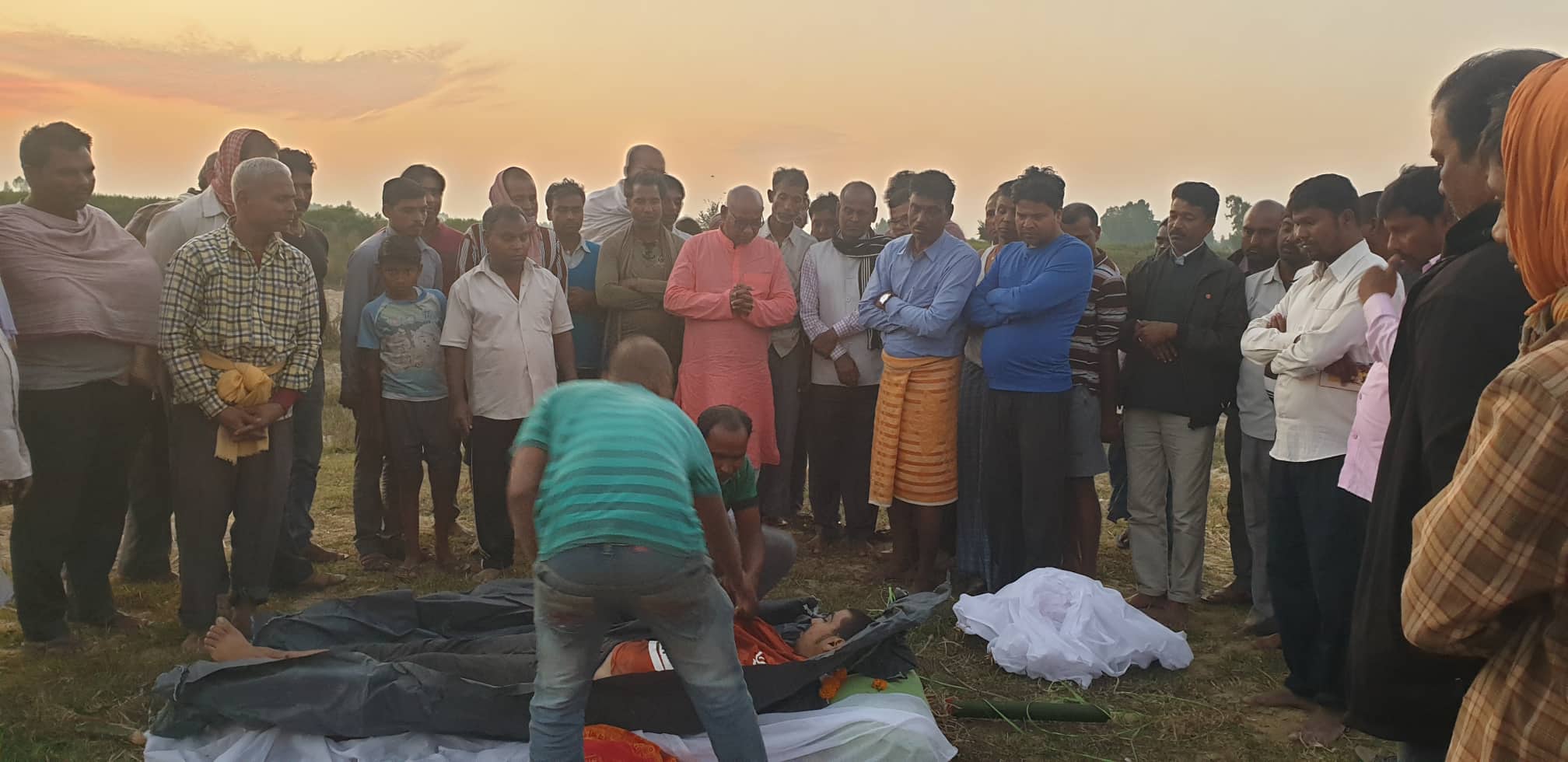 बमकाण्ड : मृतक बाबु–छोराको दाहसंस्कार गरियो, पूर्वमन्त्री महासेठ र जनकपुरका मेयर पनि सहभागी