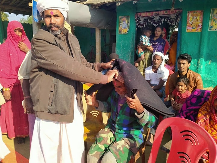 प्रशंसनीय कार्य : महेन्द्रनगरमा किसानले चिसोबाट बच्न वितरण गरे ५२ गरिब दलितलाई कम्बल