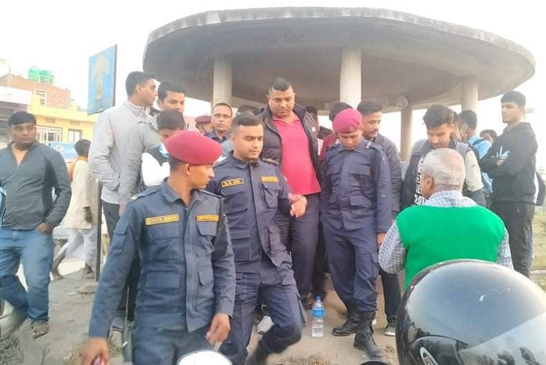 धनुषामा १ हजार घुससहित ट्राफिक प्रहरी झा पक्राउ