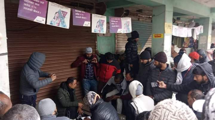 Breaking- सिरहामा ५ हजार घुससहित प्रहरी जवान पक्राउ