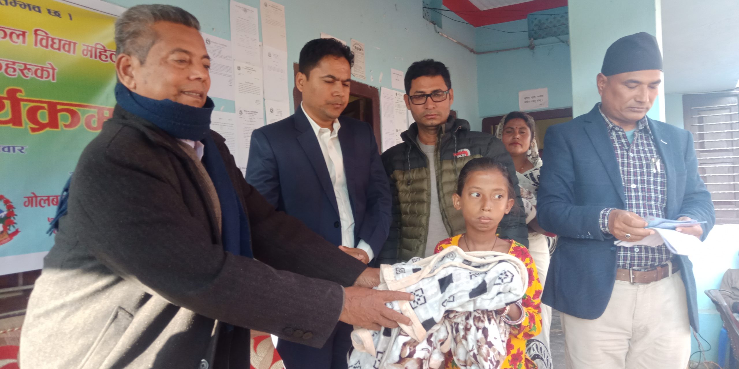 सिरहाको गोलबजारका जेष्ठ नगरिकलाई वडाले दिए न्यानो कपडा र खाजा