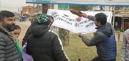 जनकपुरमा मुख्यमंत्री राउत र मंत्रीहरुको तस्विरमा जुत्ता हान्ने ४ उपभोक्ता पक्राउ
