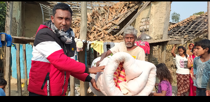 भोकै सुत्ने महरा परिवारलाई अभियन्ता सरोज मण्डलको सहयोग