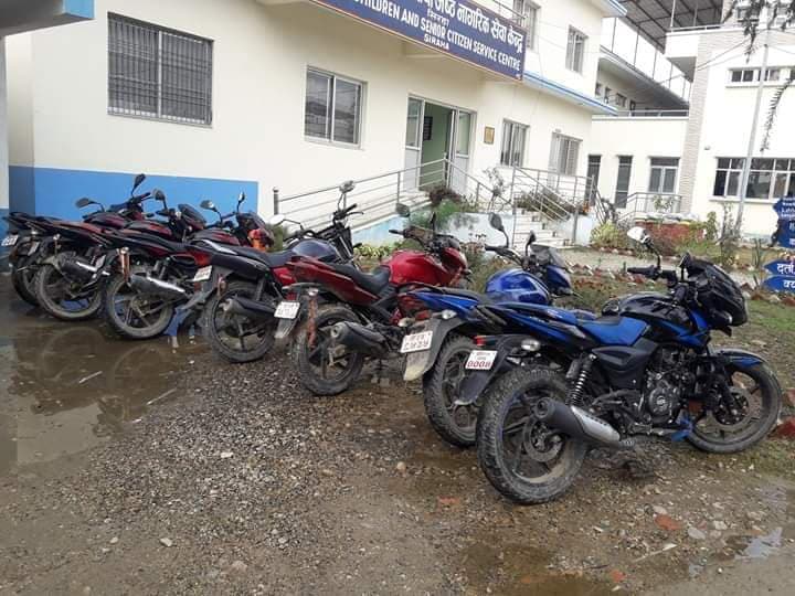 सिरहामा सरकारी गाडीको चरम दुरुपयोग, प्रहरीले सुरु गरे कारबाही अभियान
