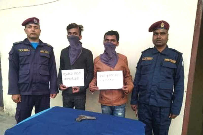 धनुषामा पेस्तोल पड्काउँदै हिडेका दुई युवक पक्राउ