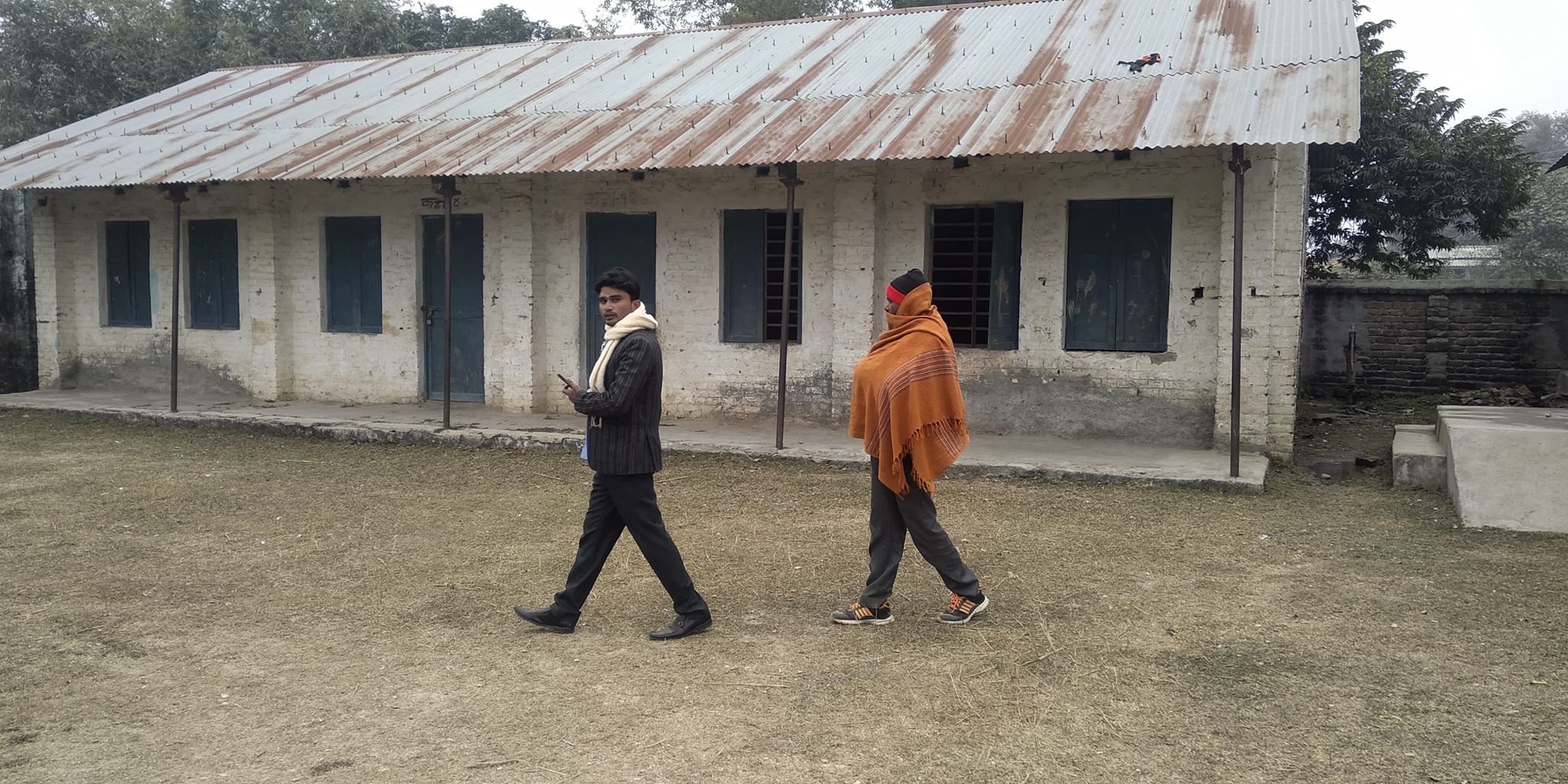 सिरहाको विद्यालयमा प्रधानाध्यापकको मनपरी, अध्यक्षले लगाएको ताला अझै खुलेन (भिडियोसहित)