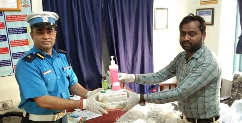 कोरोना भाइरस को जोखिमबाट बच्न मोरङ प्रहरीलाई  मास्क  हस्तांतरण ।