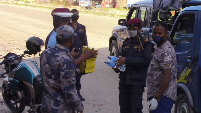 जनकपुर युवा विकास समितिद्धारा सुरक्षाकर्मीलाई खाजा तथा पानी वितरण