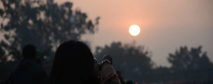 छतमै निर्माण गरिएको जलाशयमा उदाउँदो सूर्यलाई अर्घ दिई चैती छठपर्व सम्पन्न