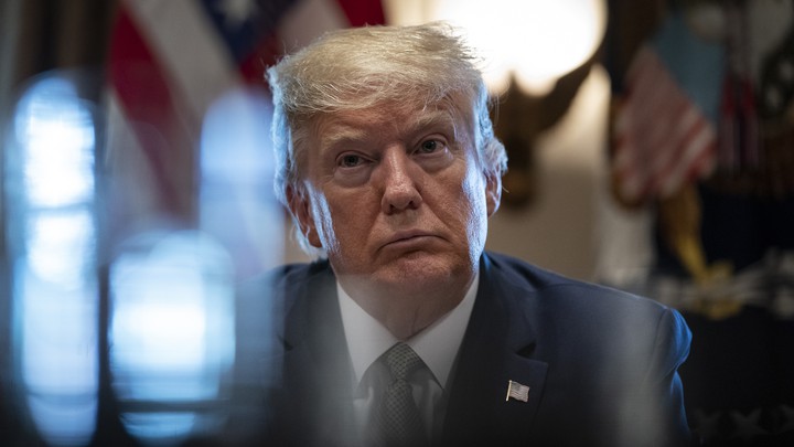 अमेरिकी राष्ट्रपति ट्रम्पद्वारा २६ नील ४० खर्ब बराबरको आर्थिक राहत प्याकेजमा हस्ताक्षर