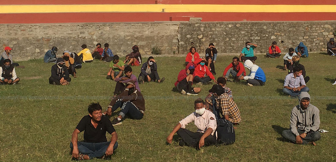 लकडाउन उल्लंघन गर्नेहरु भलिबल कोर्टमा थुनिए