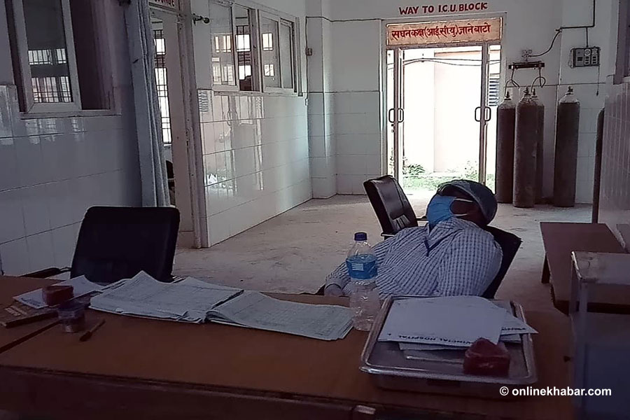 जनकपुरको प्रादेशिक अस्पताल : बिरामी बेडमा छटपटाउँदै, स्वास्थ्यकर्मी निन्द्रामा