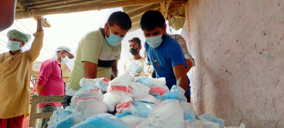 सिरहामा कोरोनाबाट जोगिन मास्क र साबुन बाड्दै मंत्री विजय यादव