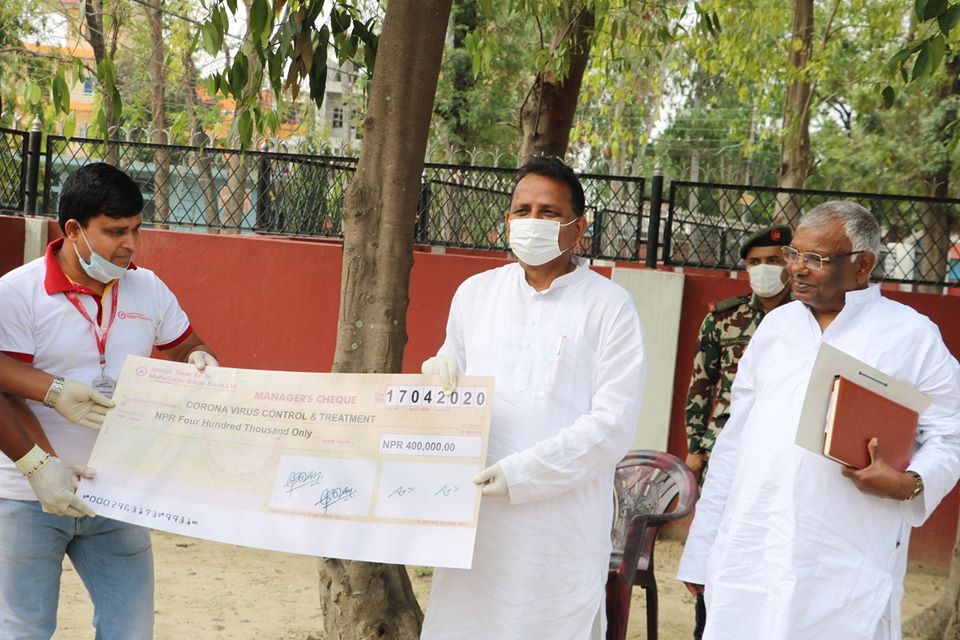 प्रदेश राहत कोषमा महालक्ष्मी बैंकको ४ लाख सहयोग