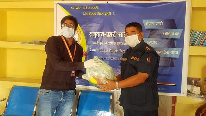 लक्ष्मी बैंकद्वारा कोरोनाबाट बच्न लहान प्रहरीलाई सुरक्षा सामग्री सहयोग