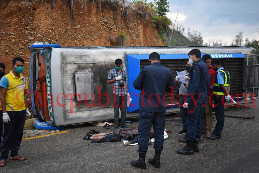 बर्दिबासमा बस पल्टिदा एकको मृत्यु