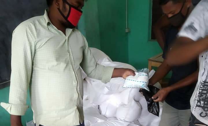 भंगहा नगरपालिकाका जनप्रतिनिधिले आफ्नै तलबभत्ताबाट गरिबलाई बाँड्दै राहत