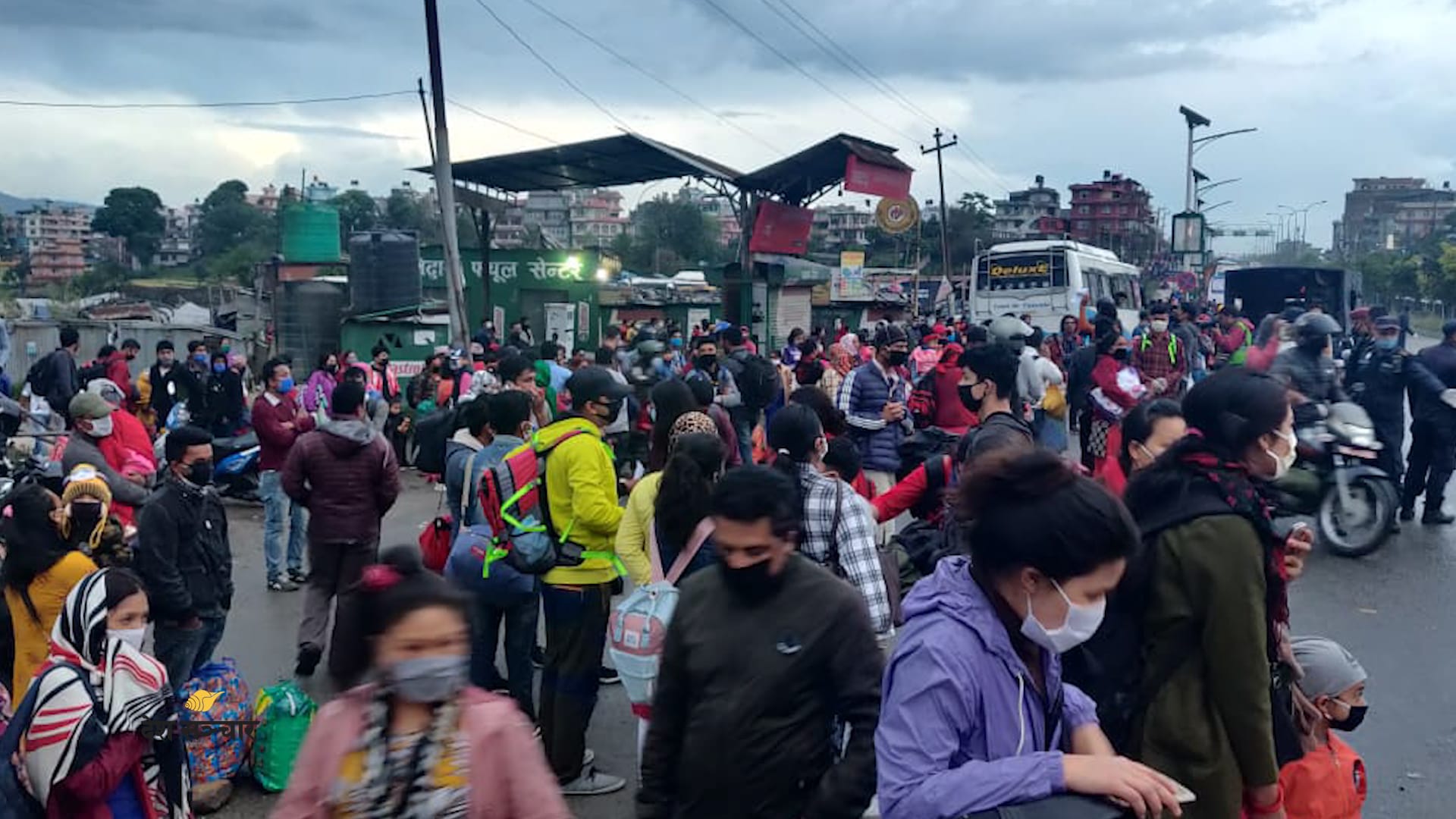 लकडाउन उल्लंघन गर्दै कसरी निस्के हजारौँ मानिस काठमाडौँका सडकमा?