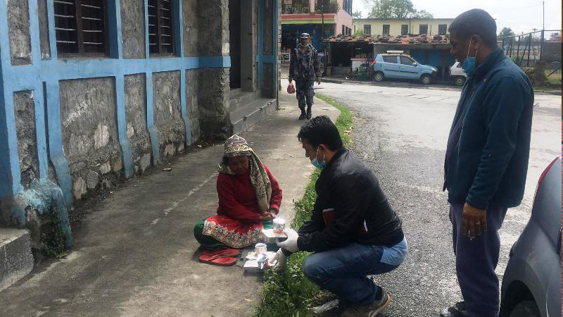 लकडाउनमा भोकै हुनुहुन्छ? फोन गर्नुहोस् घरमै आइपुग्छ निशुल्क खाना!