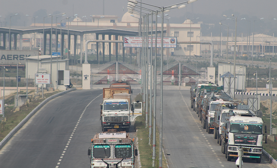 विराटनगर नाकाबाट ३५ दिनभित्रमा १३ लाख टन खाद्यान्न लगायतका सामग्री भित्रियो