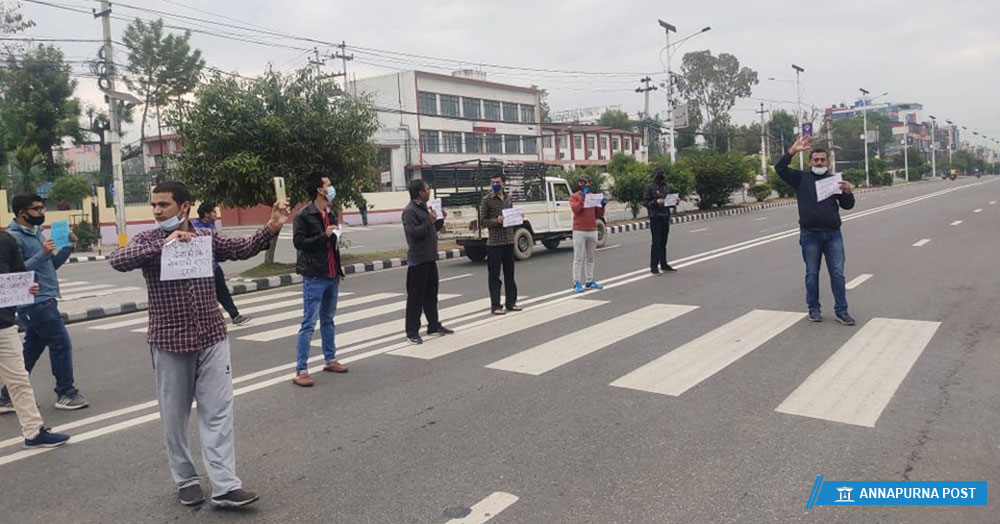 लकडाउन’मा सरकारको विरोध गर्दै कांग्रेसका कार्यकर्ता सडकमा