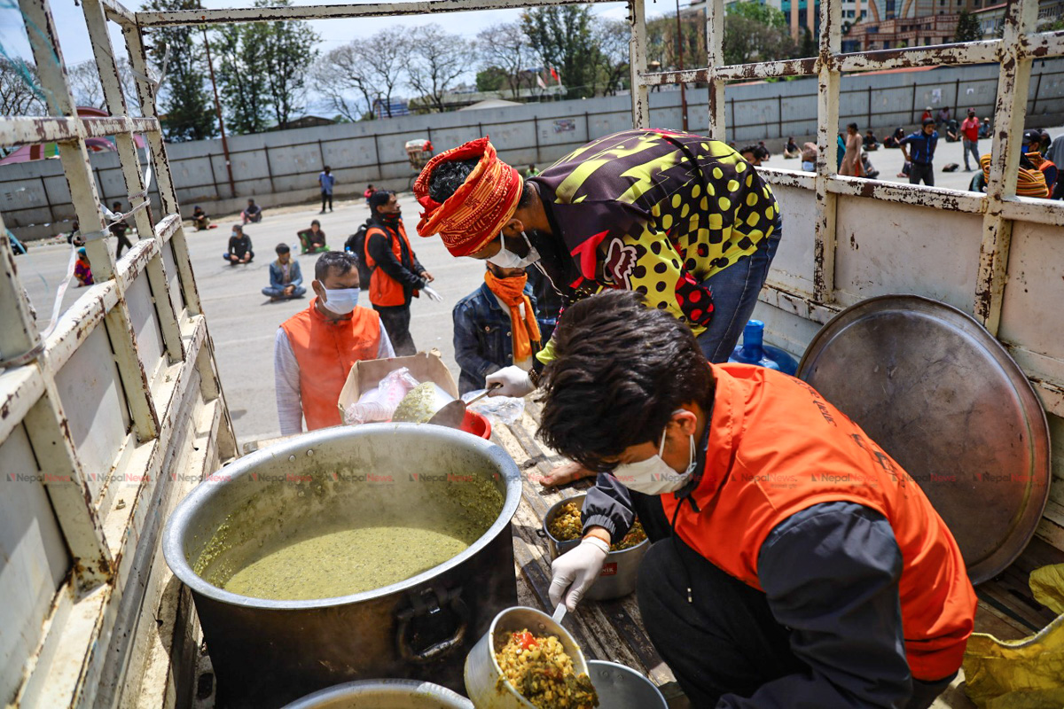 विपन्नलाई खाना खुवाउँदै गोरखनाथ मन्दिर