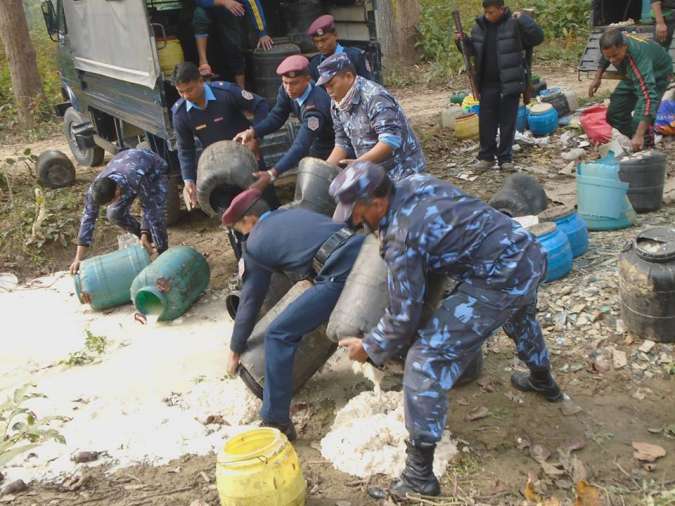 प्रदेश-२: प्रहरीको मिलोमतोमा अवैध मदिरा भट्टी संचालन, महोत्तरीमा ५ जनाको मृत्यु