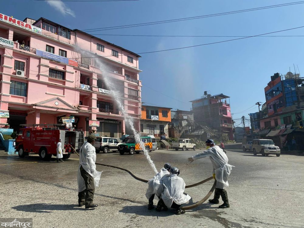 नगर क्षेत्रमा किटनाशक औषधी छर्किदै