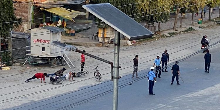 रौतहट लकडाउन उल्लघंन गर्नेहरूद्वारा प्रहरीमाथि ढुंगामुढाः प्रहरी हवलदार घाइते