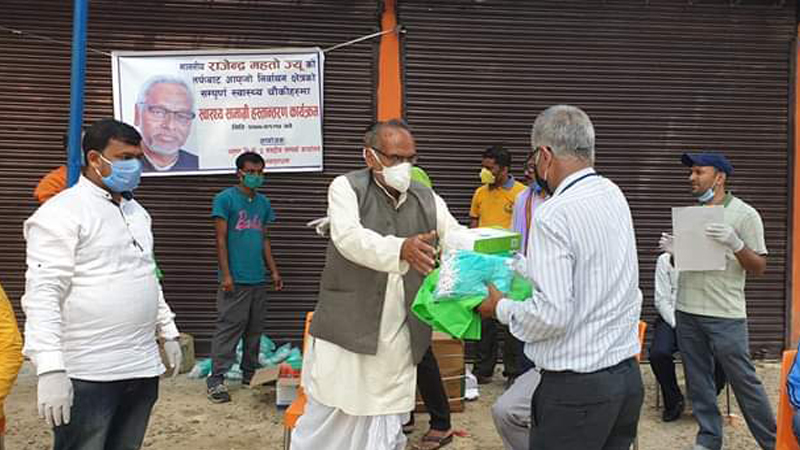 राजेन्द्र महतोद्वारा स्वास्थ्य संस्थालाई चिकित्सा सामग्री प्रदान
