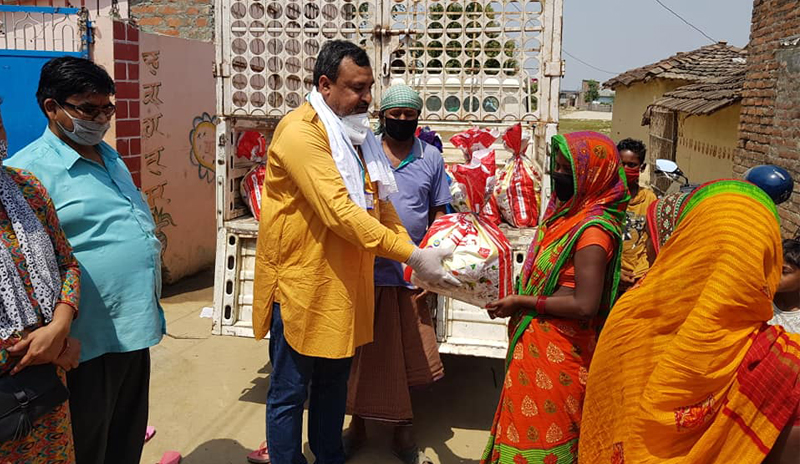 धनुषाको क्षिरेश्वरनाथ नगरपालिका वडा नम्बर ५ मा दोस्रो चरणको राहत वितरण सुरु।