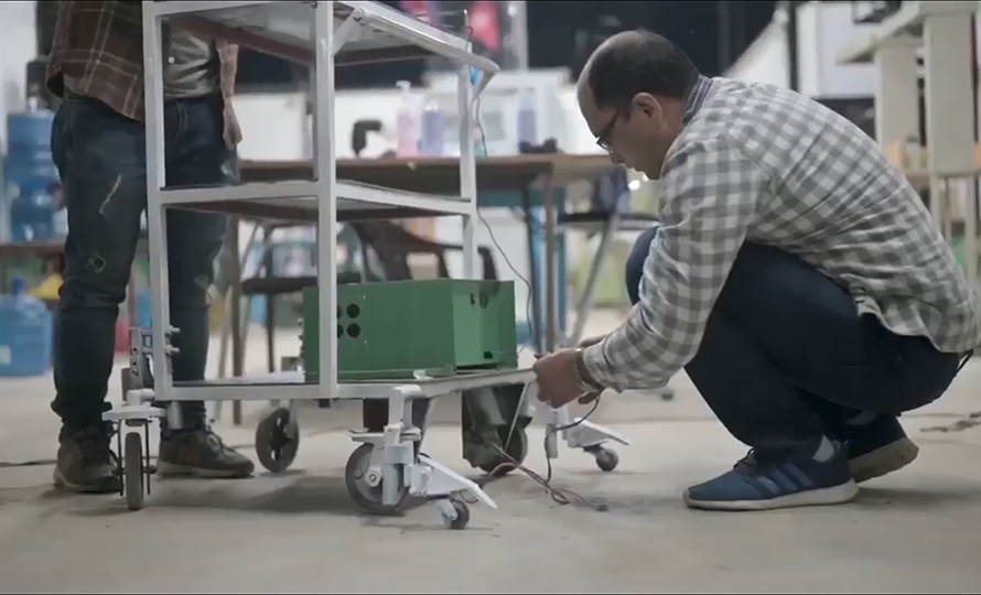 आविष्कार केन्द्रले बनायो कोरोनाका बिरामीको सेवामा प्रयोग हुने रोबोट