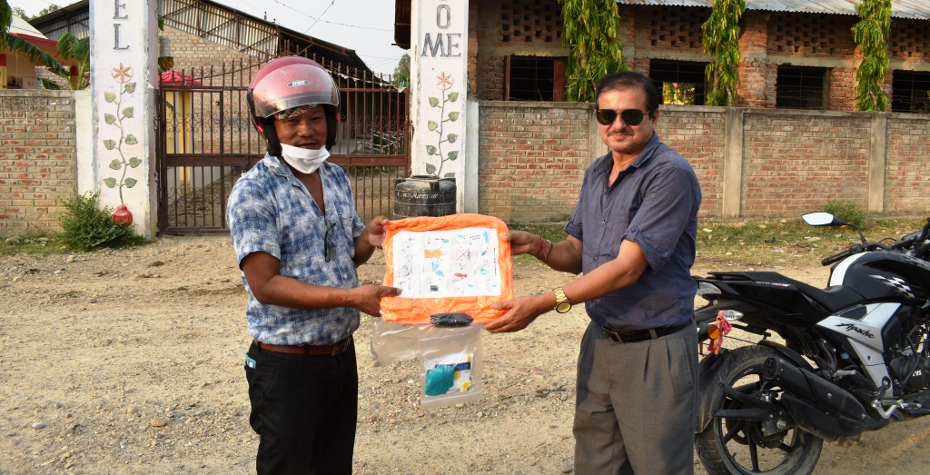 रोटरी क्लव बर्दिबासद्वारा स्वास्थ्य संस्थालाई १० थान पिपिई प्रदान