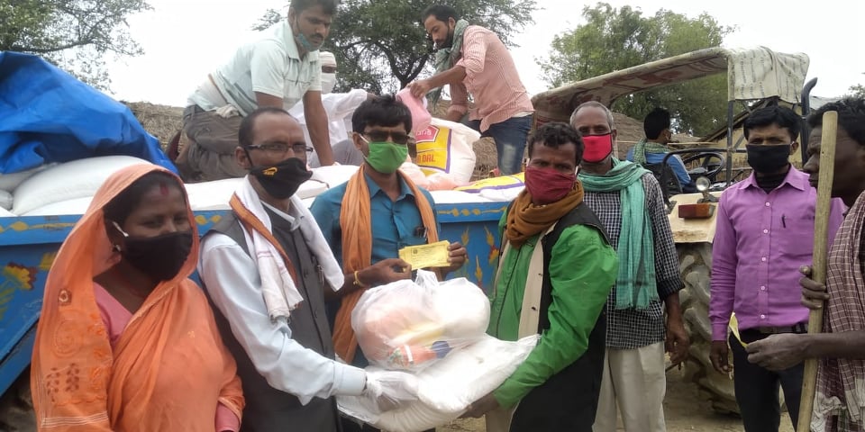 समस्यामा परेका गरिब परिवारलाई राहत बाँड्दै वडाध्यक्ष यादब