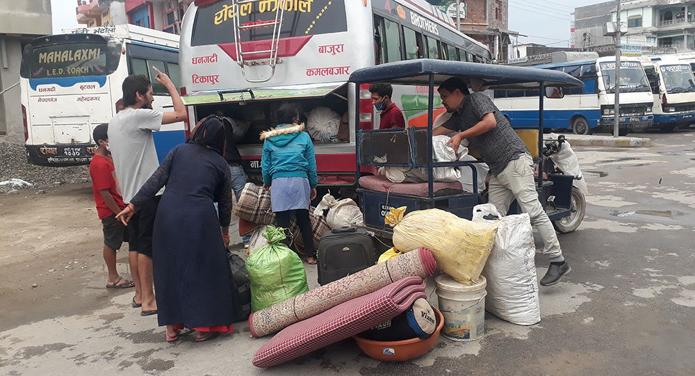 पास लिँदै पहाडतिर यात्रु ओसार्दै