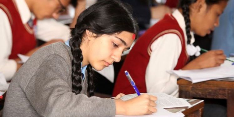 लकडाउनका कारण SEE का विद्यार्थीलाई रेडियोबाट ट्युसन