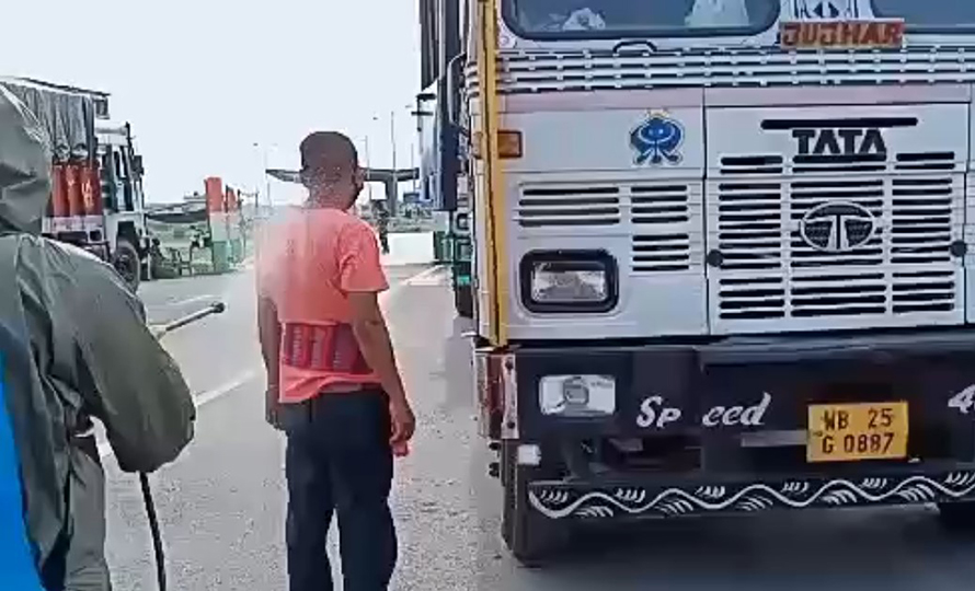 ५ सय बोरा छोकडा र ट्रकसहित पक्राउ