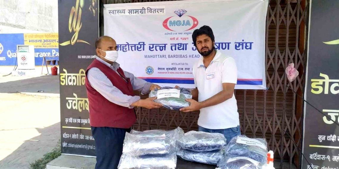 महोत्तरी रत्न तथा आभूषण संघद्वारा पीपीइ वितरण